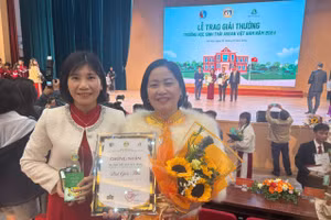 Đại diện Trường Tiểu học Bắc Lệnh (TP Lào Cai, tỉnh Lào Cai) dự và nhận giải Nhì tại lễ trao giải.