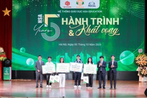 Ban lãnh đạo HSA Education trao học bổng cho các học sinh xuất sắc tại buổi lễ. 