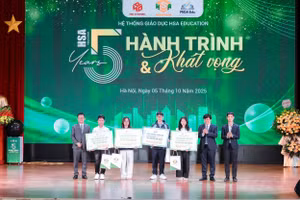 Ban lãnh đạo HSA Education trao học bổng cho các học sinh xuất sắc tại buổi lễ. 