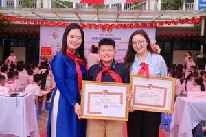 Liên đội Trường Tiểu học Đống Đa được Quận Đoàn Đống Đa khen thưởng vì đạt thành tích cao.