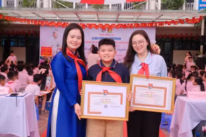 Liên đội Trường Tiểu học Đống Đa được Quận Đoàn Đống Đa khen thưởng vì đạt thành tích cao.