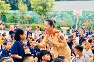 Đại úy Nguyễn Thị Hồng Nhung đến từ Phòng Cảnh sát giao thông - Công an TP Hà Nội đặt câu hỏi giao lưu với học sinh về các quy tắc an toàn giao thông. 