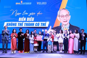 Đại diện ban tổ chức tặng quà tri ân tới Nhà giáo Nguyễn Xuân Khang.