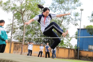 Học sinh Trường THCS Hải Xuân tham gia thi đấu môn Nhảy cao. 