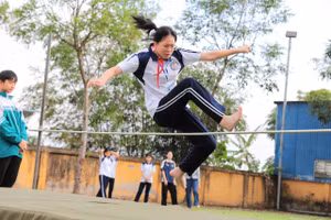 Học sinh Trường THCS Hải Xuân tham gia thi đấu môn Nhảy cao. 