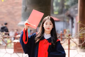 Em Phạm Khánh Huyền đến từ lớp 9A2 đạt tổng điểm 27,25 và đỗ vào Trường THPT Việt Đức. Ảnh: NTCC.