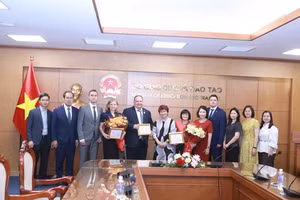 Lãnh đạo Cục Hợp tác quốc tế và đại diện Trường Đại học Tài chính Nga chụp ảnh lưu niệm. 