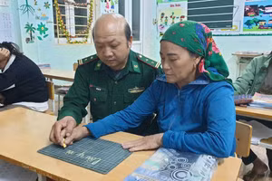 Trung tá Cự Bá Pó trong lớp học xóa mù chữ cho người dân bản Piêng Vai, xã Mỹ Lý, Nghệ An. Ảnh: NVCC.
