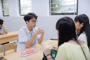 Học sinh lớp 9 được nghe tư vấn từ các anh chị đi trước về kinh nghiệm ôn thi vào lớp 10 hiệu quả.