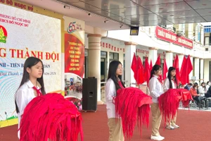 Học sinh Trường THCS Đỗ Ngọc Du (Đại Thanh, Hà Nội) trong lễ trưởng thành Đội. 