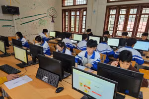 Các thí sinh làm bài thi thử trên nền tảng trực tuyến. 