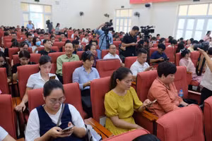 Các phụ huynh có mặt từ sớm để được gặp, đối thoại với lãnh đạo quận Nam Từ Liêm. 