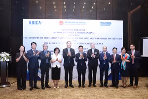 Đại diện lãnh đạo Bộ GD&ĐT với Cơ quan Hợp tác Quốc tế Hàn Quốc (KOICA) và Tập đoàn Motor Hyundai chụp ảnh lưu niệm. 