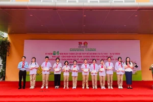 Các em Đội viên nhận Giấy chứng nhận "Cháu ngoan Bác Hồ - Chủ nhân Thăng Long".
