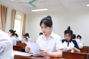 Chiều 25/6, hơn 600 thí sinh tại điểm thi Trường THPT Ngô Quyền, TP Nam Định (tỉnh Nam Định) tới nghe quy chế và làm thủ tục dự thi tốt nghiệp THPT năm 2025. Ảnh: Đình Tuệ.