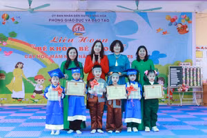 Bà Đinh Thị Bích Thủy - Trưởng Phòng Giáo dục Mầm non thuộc Sở GD&ĐT Hà Nội trao thưởng cho đại diện cô trò 3 nhà trường đạt giải Nhất của hội thi. 