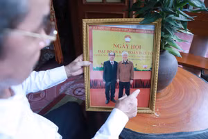 Ông Trần Mạnh Khang luôn nâng niu và coi bức ảnh chụp cùng với Tổng Bí thư Nguyễn Phú Trọng như một kỷ niệm đặc biệt trong suốt cuộc đời mình. Ảnh: Khôi Nguyên.