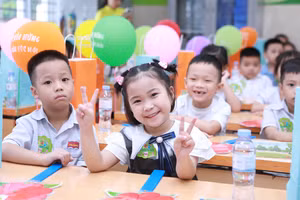 Vẻ đẹp hồn nhiên của trẻ khi lần đầu tới lớp nhận cô, nhận bạn ở ngôi trường mới. Ảnh: Đình Tuệ.