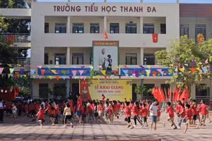 Học sinh vui chơi trong khuôn viên Trường Tiểu học Thanh Đa (Hát Môn, Hà Nội). Ảnh: Đình Tuệ.