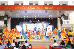 Những giai điệu hào hùng về truyền thống yêu nước của dân tộc được các em học sinh cất lên trong không khí cả nước hướng tới 50 năm Ngày đất nước thống nhất.