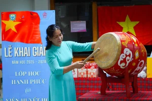 Nhà giáo Phạm Thị Tâm - Hiệu trưởng Trường Tiểu học & THCS Xanh Tuệ Đức đánh trống khai giảng năm học mới tại "lớp học hạnh phúc" sáng 6/9.