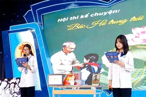 Học sinh Trường THPT Lam Hồng (Sóc Sơn, Hà Nội) tham gia thi kể chuyện Bác Hồ sáng 19/5. 
