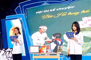 Học sinh Trường THPT Lam Hồng (Sóc Sơn, Hà Nội) tham gia thi kể chuyện Bác Hồ sáng 19/5. 