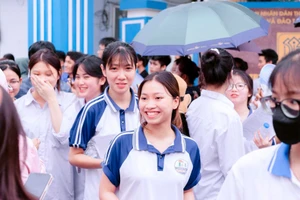 Các thí sinh rạng rỡ sau khi kết thúc Kỳ thi tuyển sinh vào lớp 10 năm 2025 tại điểm thi Trường THPT Bất Bạt (Hà Nội). Ảnh: NTCC.