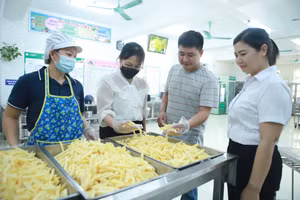 Phụ huynh cùng tham gia giám sát bữa ăn học đường tại trường mầm non ở Hà Nội. Ảnh: Đình Tuệ.