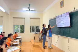 Cô trò Trường Phổ thông dân tộc bán trú Tiểu học và THCS Thung Nai (xã Thung Nai, Phú Thọ) trong giờ học trên lớp. 