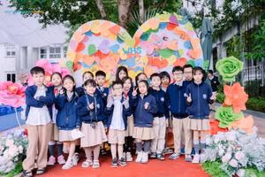 Các em học sinh Trường Tiểu học và THCS Tây Hà Nội. 