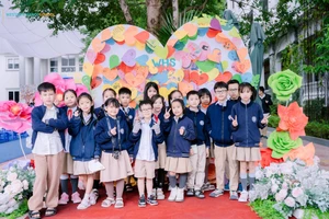 Các em học sinh Trường Tiểu học và THCS Tây Hà Nội. 