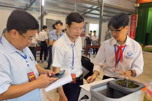 Thầy giáo Phạm Quý Anh - Phó Hiệu trưởng Trường THCS Hải Sơn trò chuyện và động viên thí sinh tham gia ngày hội.