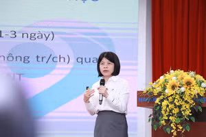 Phó Giám đốc Bệnh viện Nhi Hà Nội Đỗ Thị Thúy Nga chia sẻ các thông tin liên quan đến bệnh tay chân miệng. 