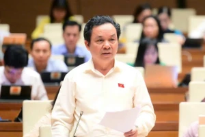 ĐBQH Hoàng Văn Cường chất vấn Bộ trưởng Tài chính sáng 19/6. (Ảnh: Cổng TTĐT Quốc hội).