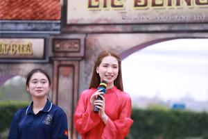 Ca sĩ Hòa Minzy có mặt tại Trường Cao đẳng Lý Thái Tổ chiều 9/4.