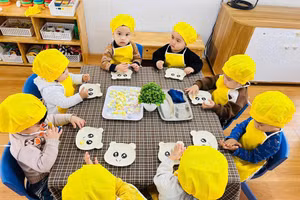 Trẻ mầm non tại Hà Nội thực hành nặn bánh trôi nước dịp Tết Hàn thực. Ảnh minh họa: Khôi Nguyên.