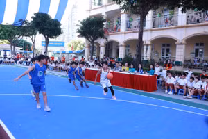 Học sinh Trường Tiểu học Nam Trung Yên (Yên Hòa, Hà Nội) hào hứng thi đấu Bóng rổ. 