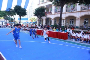 Học sinh Trường Tiểu học Nam Trung Yên (Yên Hòa, Hà Nội) hào hứng thi đấu Bóng rổ. 