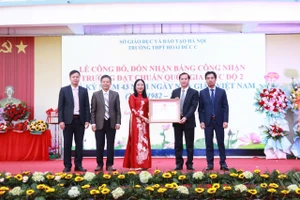 Lãnh đạo xã Sơn Đồng trao Bằng công nhận trường đạt chuẩn quốc gia mức độ 2 cho Trường THPT Hoài Đức C. Ảnh: Đình Tuệ.