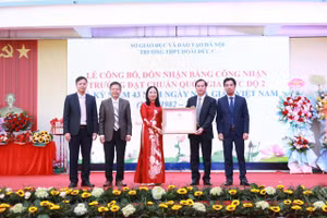 Lãnh đạo xã Sơn Đồng trao Bằng công nhận trường đạt chuẩn quốc gia mức độ 2 cho Trường THPT Hoài Đức C. Ảnh: Đình Tuệ.