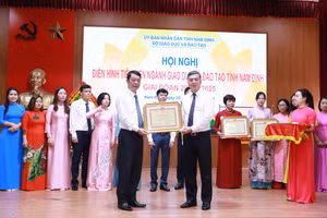 Trường THPT Giao Thủy đón nhận bằng khen của UBND tỉnh Nam Định trong lễ tuyên dương.