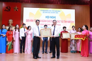 Trường THPT Giao Thủy đón nhận bằng khen của UBND tỉnh Nam Định trong lễ tuyên dương.