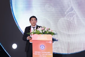TTND.GS.TS Nguyễn Duy Ánh – Giám đốc Bệnh viện Phụ Sản Trung ương chia sẻ nhiều thông tin hữu ích tới hội nghị.
