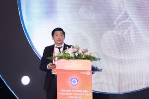 TTND.GS.TS Nguyễn Duy Ánh – Giám đốc Bệnh viện Phụ Sản Trung ương chia sẻ nhiều thông tin hữu ích tới hội nghị. 