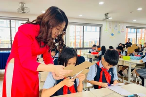 Các em học sinh Trường Tiểu học Đô thị Sài Đồng tham gia tiết chuyên đề của cô giáo Trần Thanh Hà. 