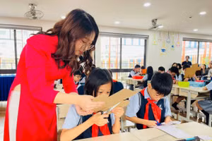 Các em học sinh Trường Tiểu học Đô thị Sài Đồng tham gia tiết chuyên đề của cô giáo Trần Thanh Hà. 