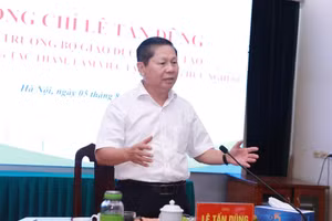 Thứ trưởng Bộ GD&ĐT Lê Tấn Dũng đưa ra một số lưu ý tại buổi làm việc với Trường Hữu Nghị 80 chiều 5/8. Ảnh: Đình Tuệ.