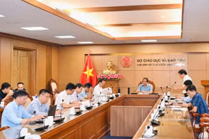 Bộ trưởng Nguyễn Kim Sơn chủ trì cuộc họp ban chỉ đạo thí điểm học bạ số chiều 13/8. Ảnh: Xuân Phú.