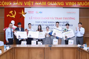 Đại diện Ban tổ chức trao thưởng cho tốp 5 thủ khoa toàn quốc Kỳ thi tốt nghiệp THPT năm 2025. Ảnh: Đình Tuệ. 